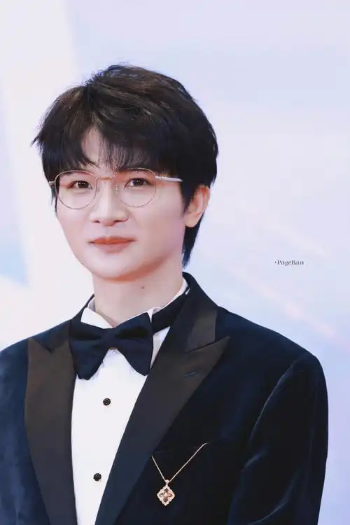 周深红毯眼镜造型好可爱##周深把金丝眼镜焊在脸上吧