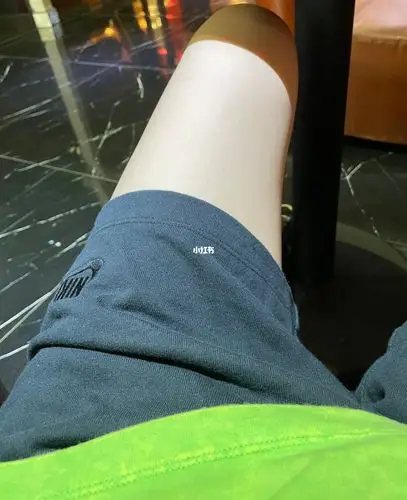 在健身房要累死了不过乍一看腿还挺白的