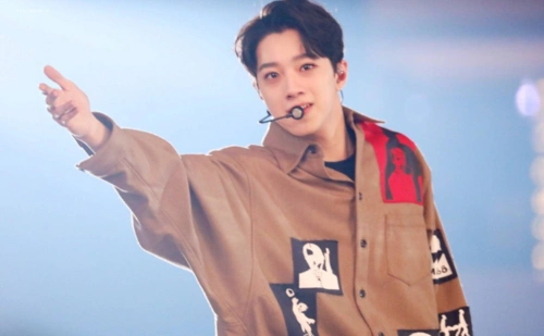 赖冠霖深夜抽烟吐痰,随后发文道歉,粉丝做法彰显正能量