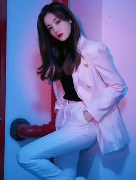 迪丽热巴无意间露出纹身,位置令人很尴尬,网友:有故事?