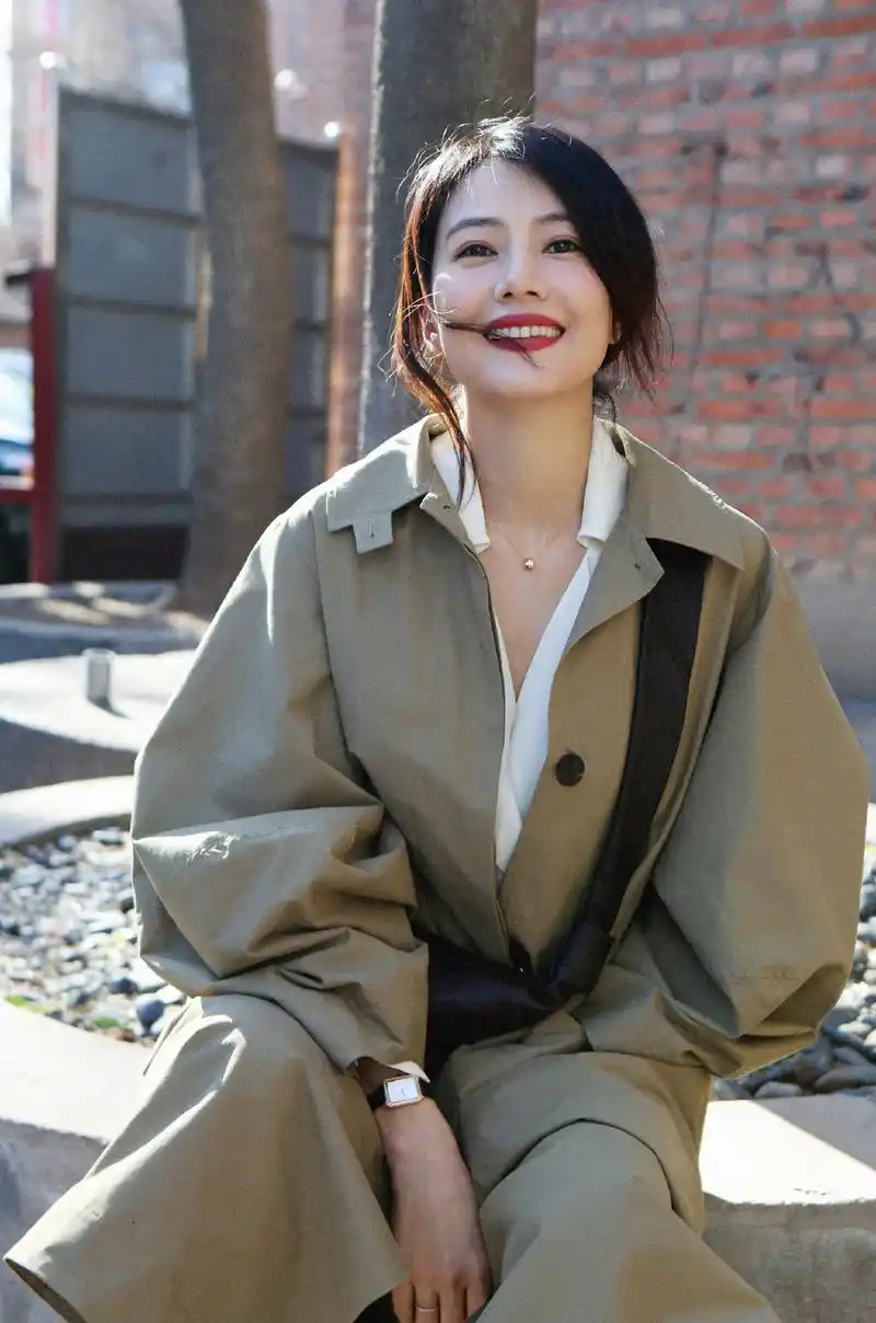 国民女神高圆圆换发型了,波波头扎起来更好看,明眸皓齿不老女神