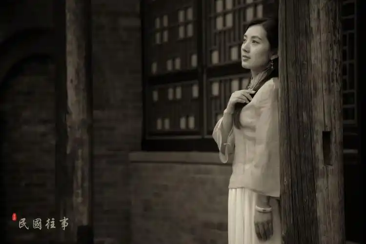 女神 民国往事 写美篇似水年华,青春远去 静静的看着天空,回忆过去的