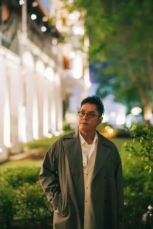 72岁谭咏麟生活状态每周踢4场球