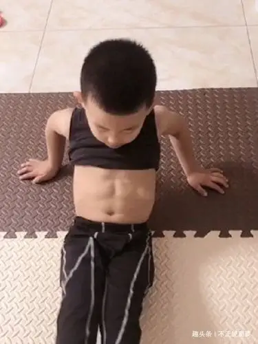 5岁萌娃热爱拳击,2个月练出4块腹肌,未来想要当拳王_手机搜狐网