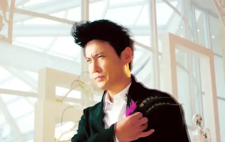 夏洛特烦恼沈腾可能是左撇子夏洛的鸡毛装贯穿全片