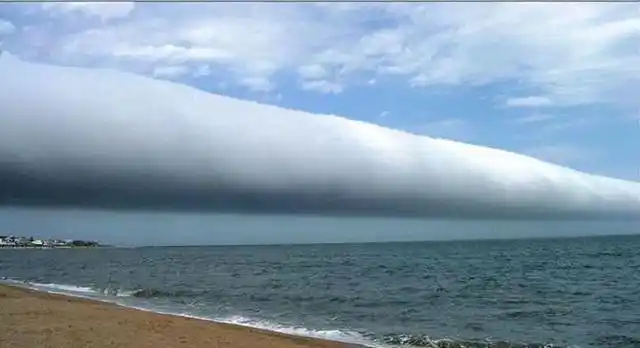 在10月20日,江西南昌一带的天空就出现了状如雄鹰的橙黄色"神鸟"云朵