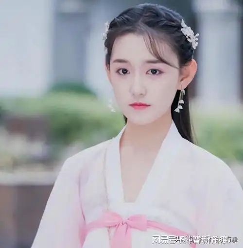 其常常能够融入角色,像是《旋风少女》里一个角色她饰演者一个韩国人