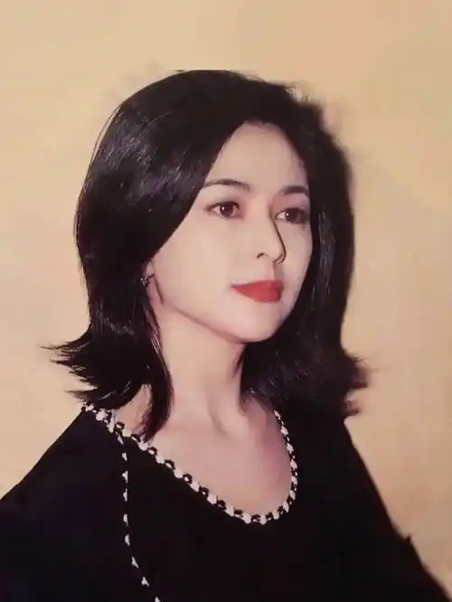 惊艳62岁关之琳酒吧狂欢80后青春女神美貌依旧