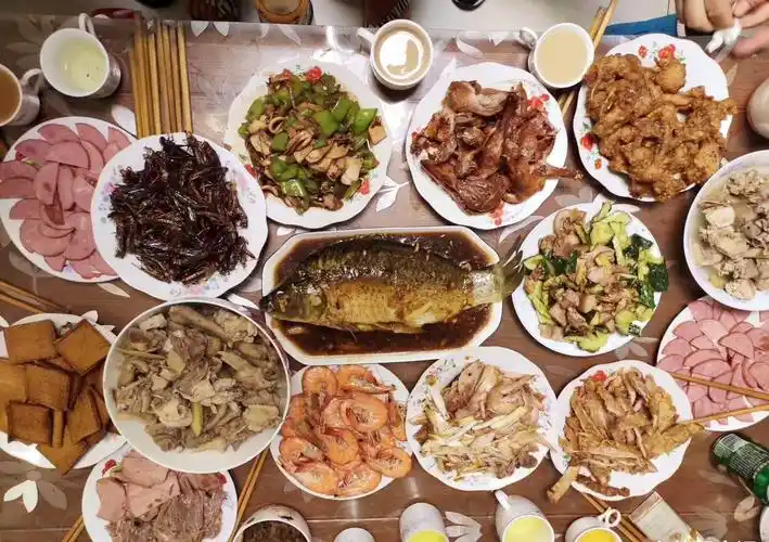 中秋节不同家庭的家宴,一对比就知道经济情况,最后的让人心疼