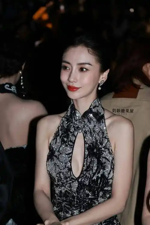 杨颖挂颈闪亮旗袍写真,身材显露无疑