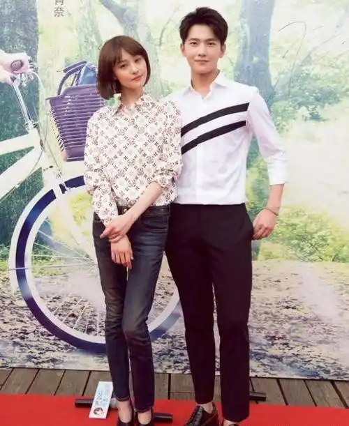 《微微一笑很倾城》的收视率相当不错,郑爽和杨洋在这部剧中出演了