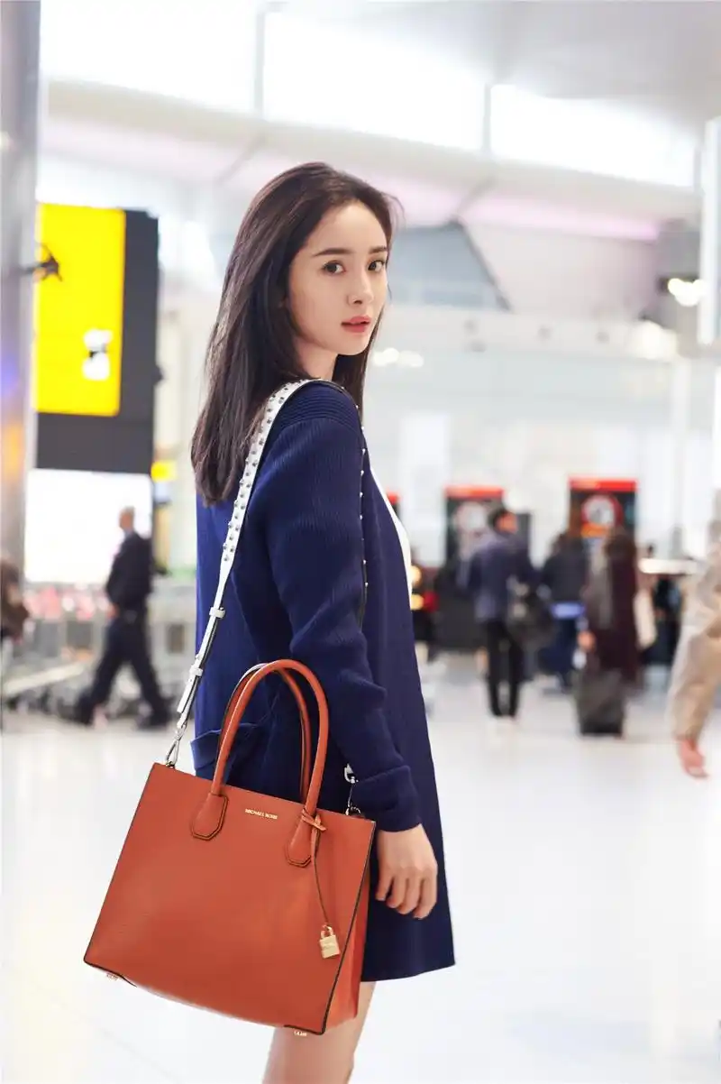 杨幂随便穿身休闲装就很时髦