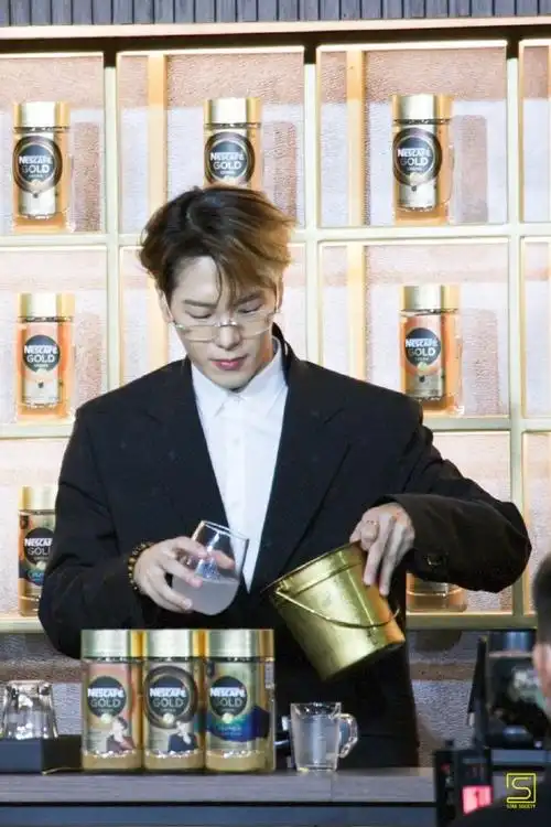 泰国雀巢咖啡品牌活动@王嘉尔相关媒体图谁能抵挡住眼镜嘉的魅力03