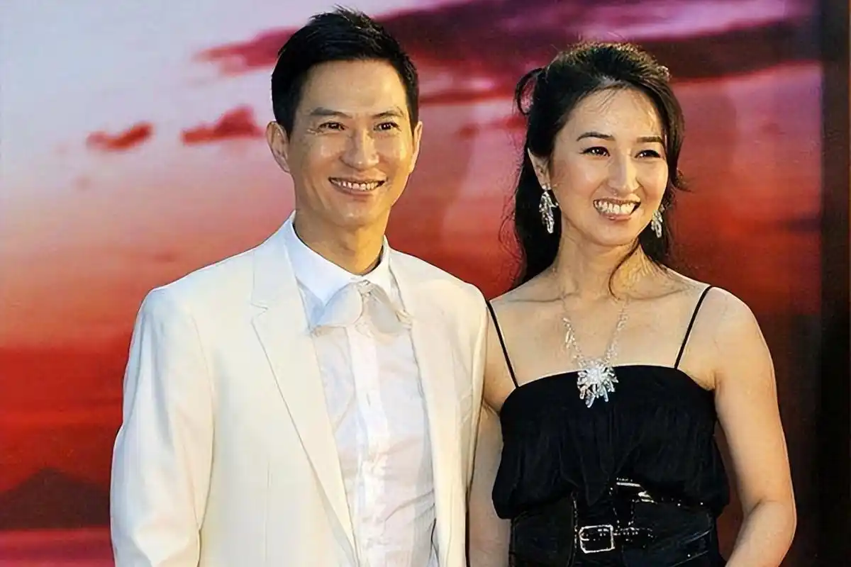 57岁关咏荷脸色憔悴,独身处理弟弟后事,张家辉爱妻只是虚传?