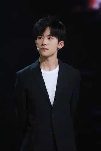 搞怪的易烊千玺终于"正常"了,一身正装帅倒了所有人!