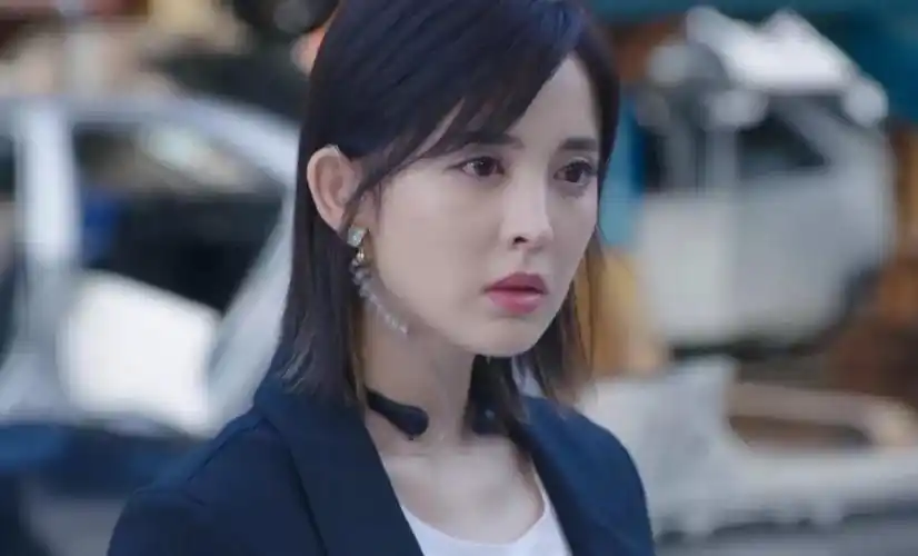 《风暴舞》陈伟霆不断耍帅,中弹,撞车依然能打,娜扎成木头美人