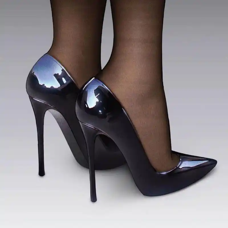 十三岁那年,我偷偷穿上高跟鞋 幼稚爱美的小女孩 想让自己更快变得