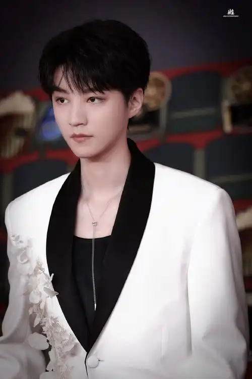 微博电影之夜##王俊凯 白色西装小王子