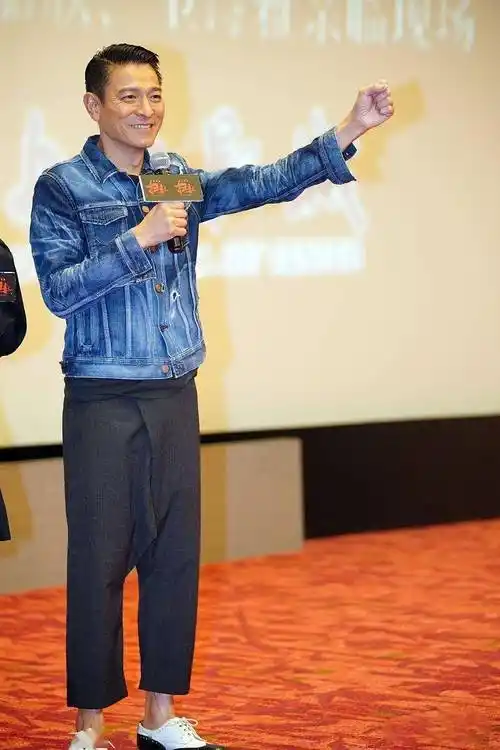 高级的中年男人,都懂得"衣合身,裤穿短",看61岁刘德华就知道_身材