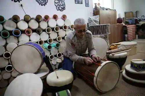 新制鼓是当地一项传统的手工产业,人们通常使用粘土,陶器和山羊皮制作