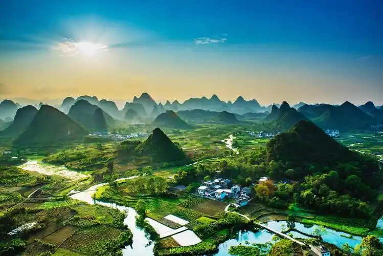 山中美丽的山景