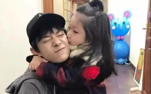 易烊千玺结婚了吗(易烊千玺和他的女朋友在结婚)