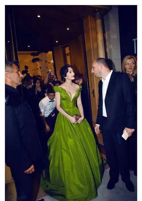 张雨绮国外红毯放大招!一袭深v绿裙狂秀事业线,感觉要"漫"出来了_风格