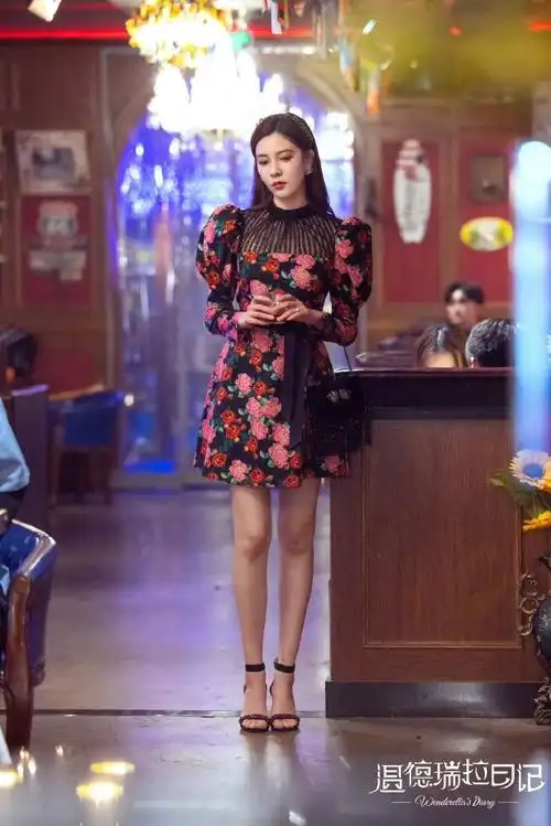 宋妍霏饰演的温媃是高跟鞋设计师,为了梦想勇敢努力,真的很难不喜欢温