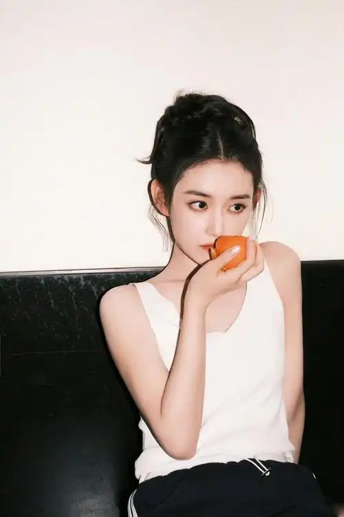 蒋依依最新随拍休闲穿搭舒适甜美青春无敌元气满满