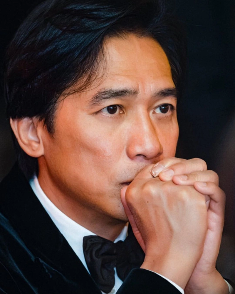 梁朝伟发文为刘嘉玲庆生夫妻约会享受二人世界做同款手势很甜蜜