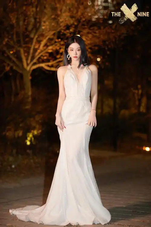 喻言身穿纯白长裙优雅亮相曼妙曲线勾勒极致性感