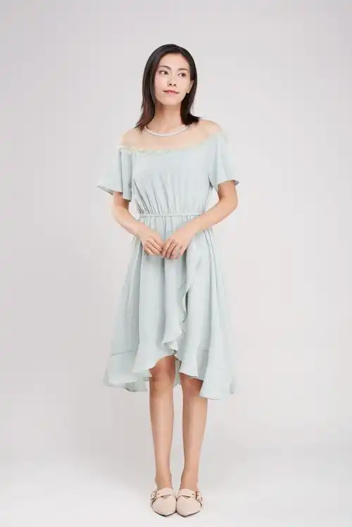 浅绿色服装模特全身像背景图片