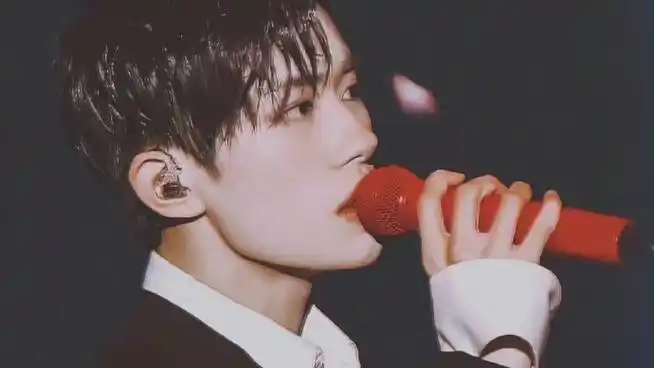 易烊千玺法国晚宴侧拍#帅气的面容,甜笑的梨涡,令人心动的侧颜,你爱