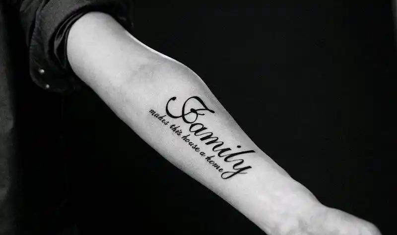 family爱家的男人纹身图片手臂花体字纹身图案