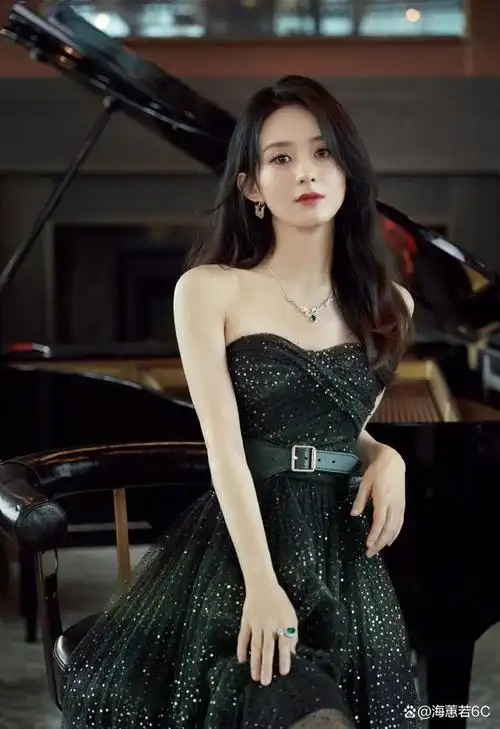 杨采钰出席活动,身穿黑色抹胸裙,展现优雅和矜贵的港式韵味