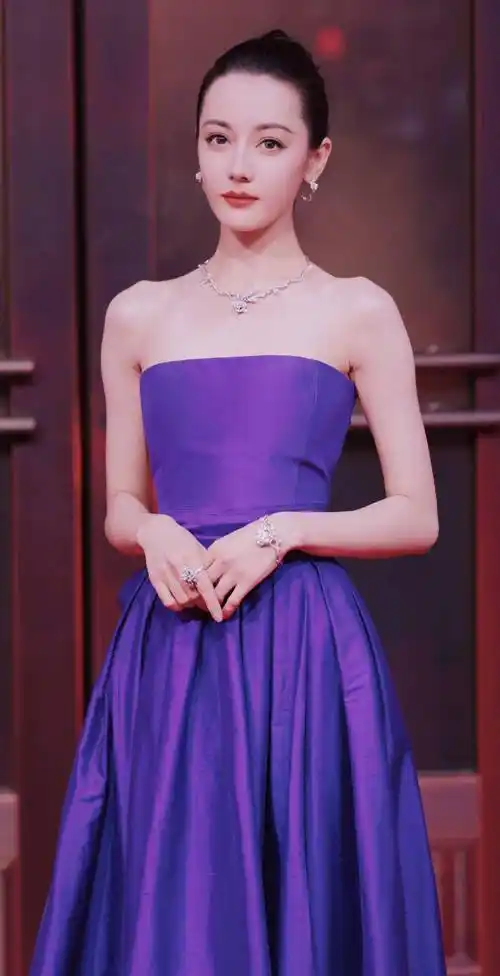 迪丽热巴蝴蝶骨好明显,高挽发髻,一袭紫色抹胸礼服裙贵气迷人_时尚