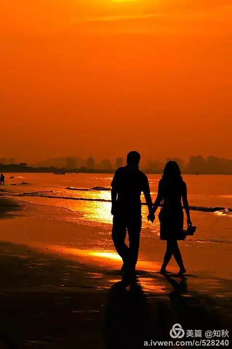 晚霞中踏浪的情侣