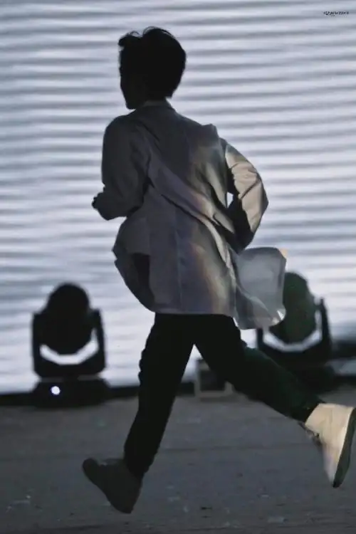 少年的可爱心思背影越来越高大了@tf家族-张峻豪