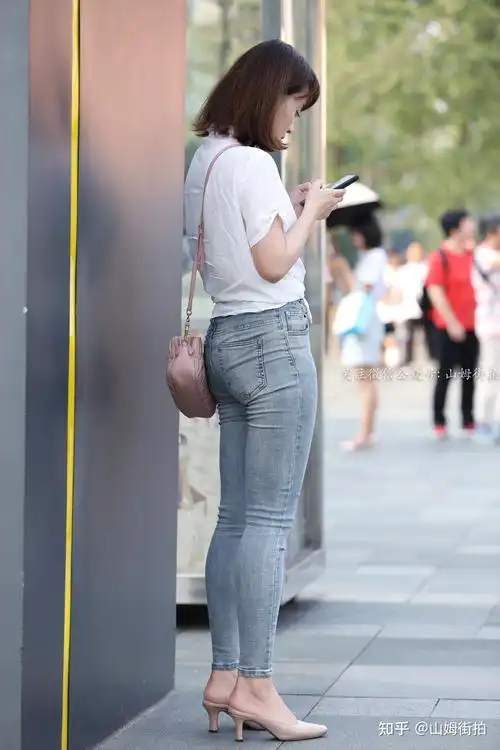 成都街拍牛仔裤出门必备
