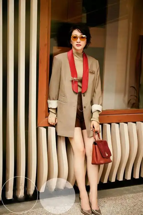 今年42岁的李小冉曾为杂志拍摄了一组写真,身高168的李小冉在写真中大