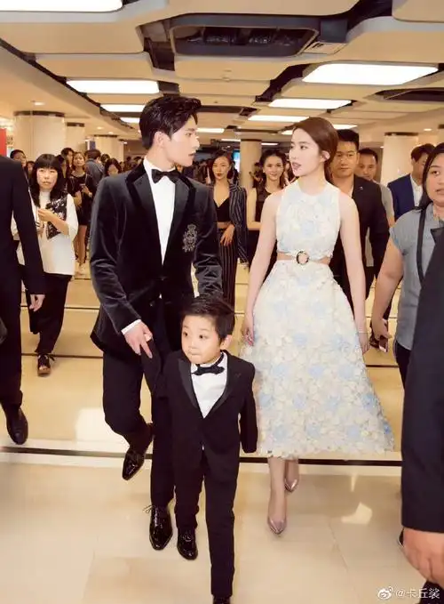 杨洋刘亦菲合照2015年vs2023年