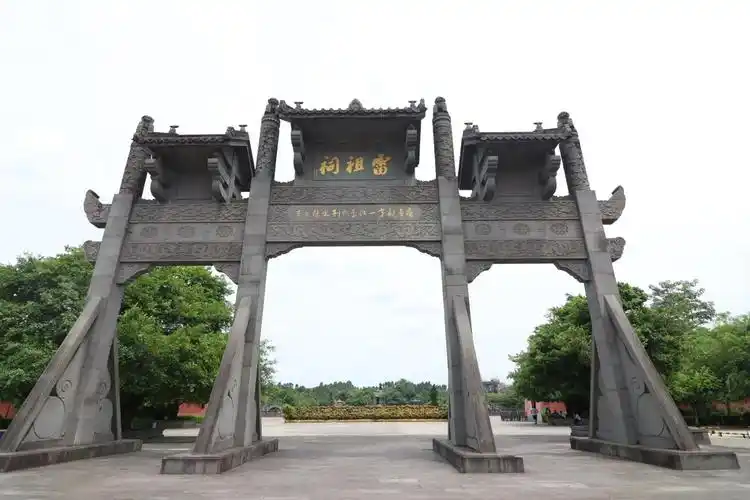 雷州历史文化中的瑰宝 被誉为"雷岗耸异"的雷祖祠