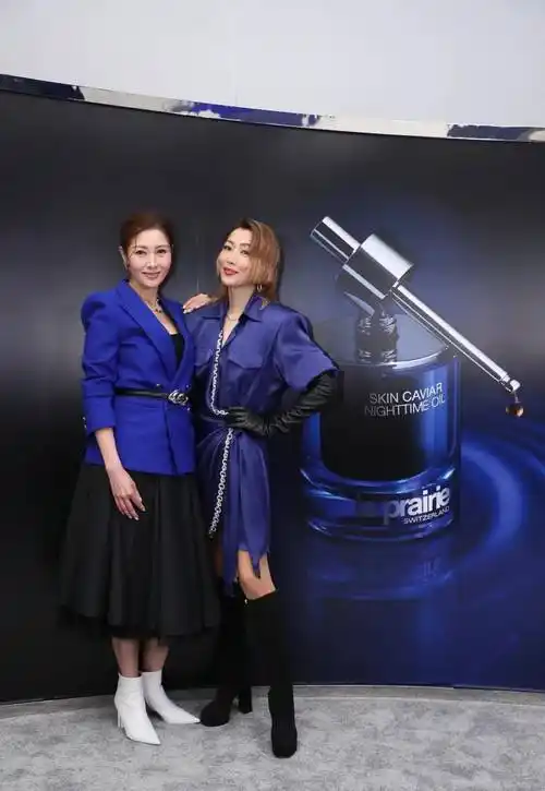 李嘉欣跟郑秀文合影被衬的老腰又粗但跟普通人比年轻又漂亮