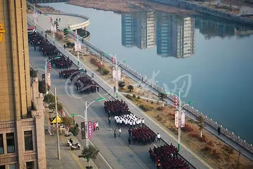 十堰3万市民长跑迎新春 各县市区和城区同步起跑(2)