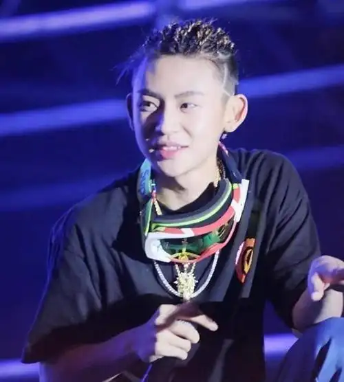 拒绝千篇一律的基础款小鬼王琳凯给你演示slay全场的穿搭