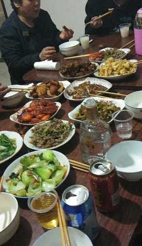 终于到了晚上吃饭,一大家子其乐融融,年年十多个人一起过年热热闹闹