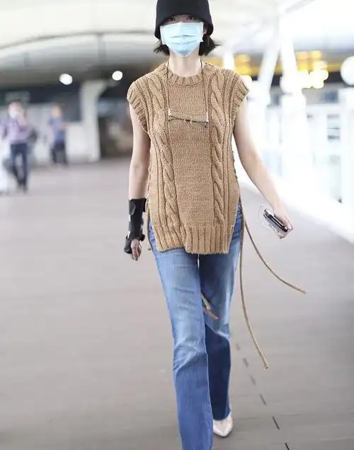 万茜街拍:驼色针织背心牛仔裤 时髦高挑帅气