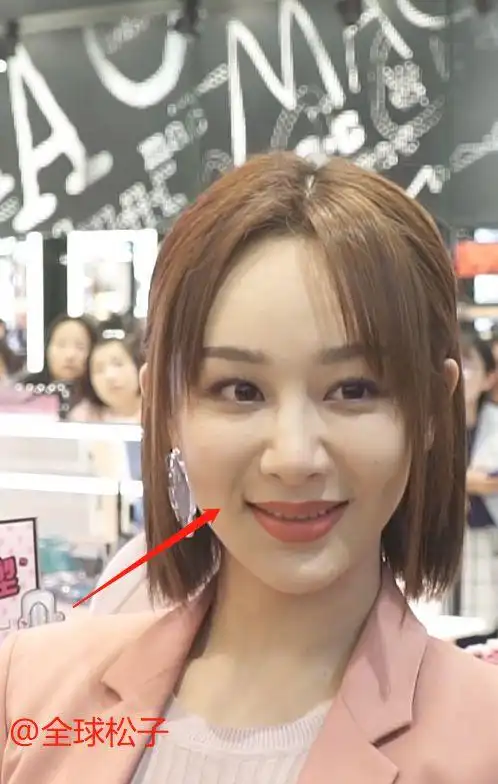 杨紫无滤镜生图曝光,皮肤细腻看不见毛孔,法令纹明显|李菲儿|井柏然_