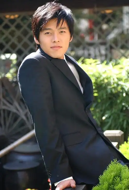 玄彬(hyun bin),本名"金泰坪".