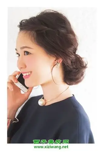 无刘海的中年人低发髻盘发发型打造了之后,低盘发发型打造出一种低调